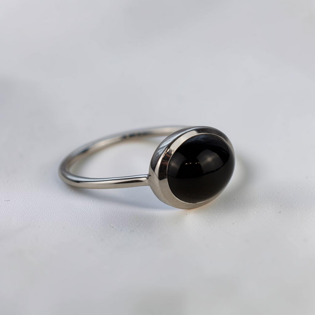 Bellisのブラックオニキスを使用したオーバルカットのシルバー925リング。艶やかな黒石が輝く上品なデザイン。