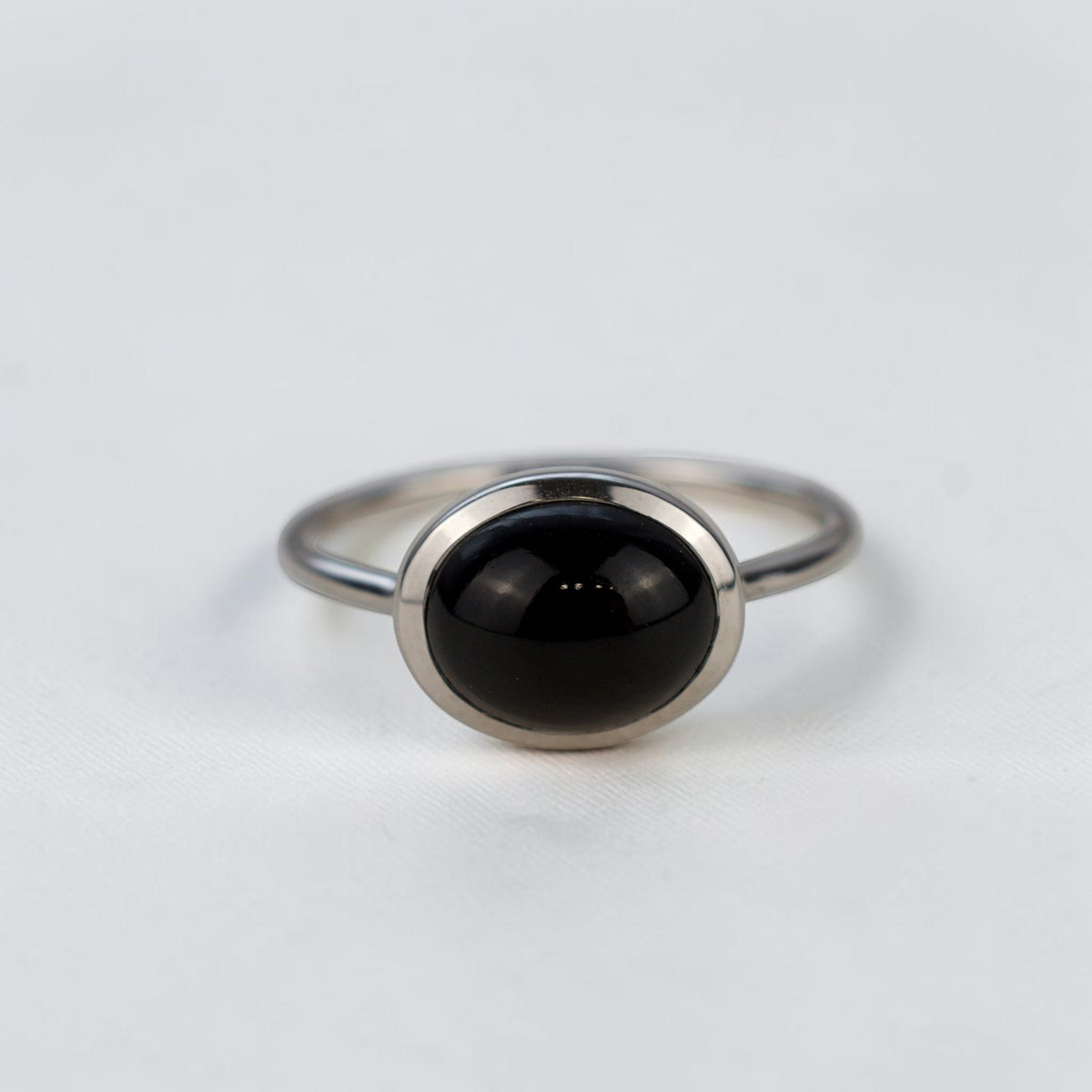 Bellisのブラックオニキスをあしらったオーバルカットのシルバー925リング