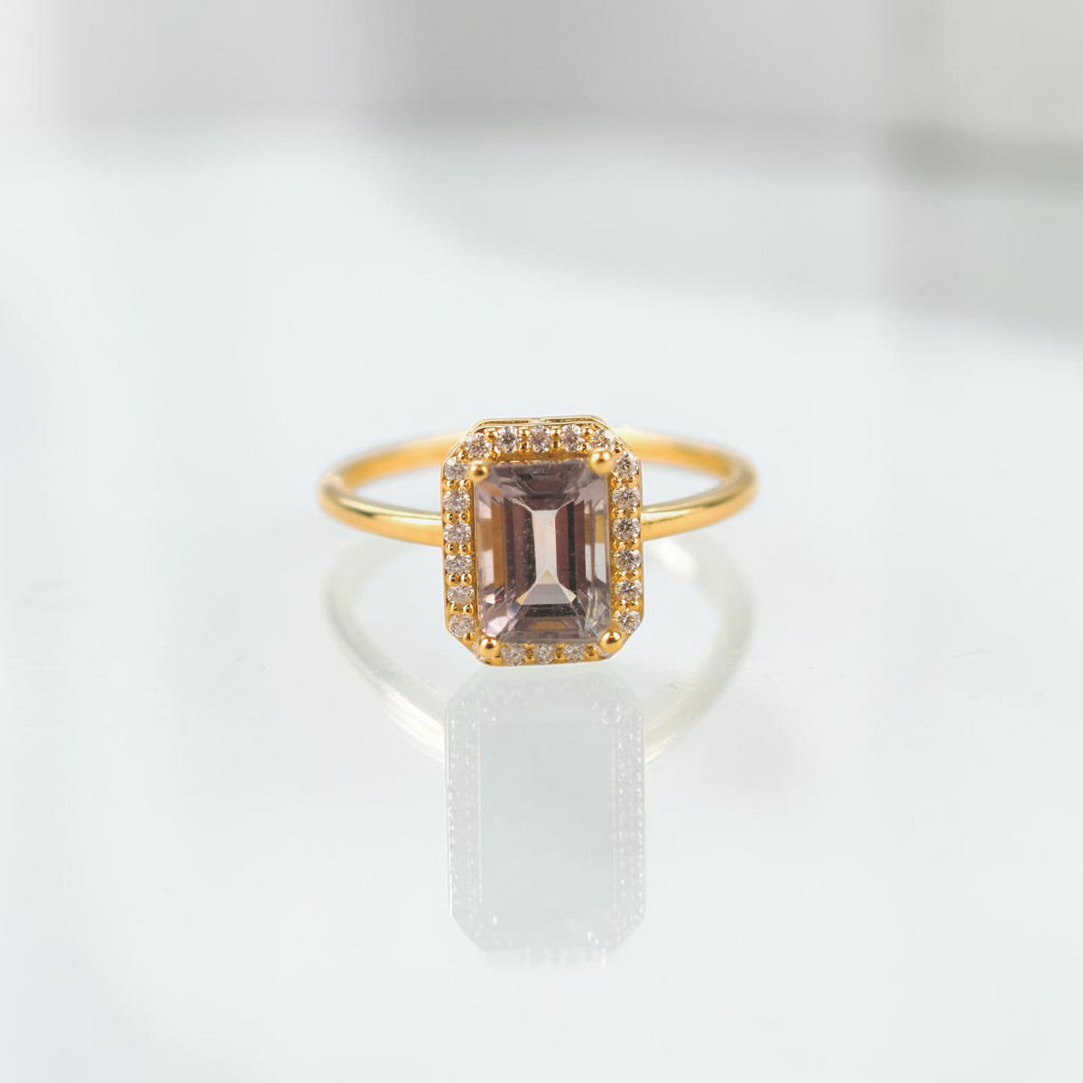 Bellisのトルマリンリング。エメラルドカットのトルマリンをモアサナイトで囲んだK18ゴールドコーティングのSV925製指輪。